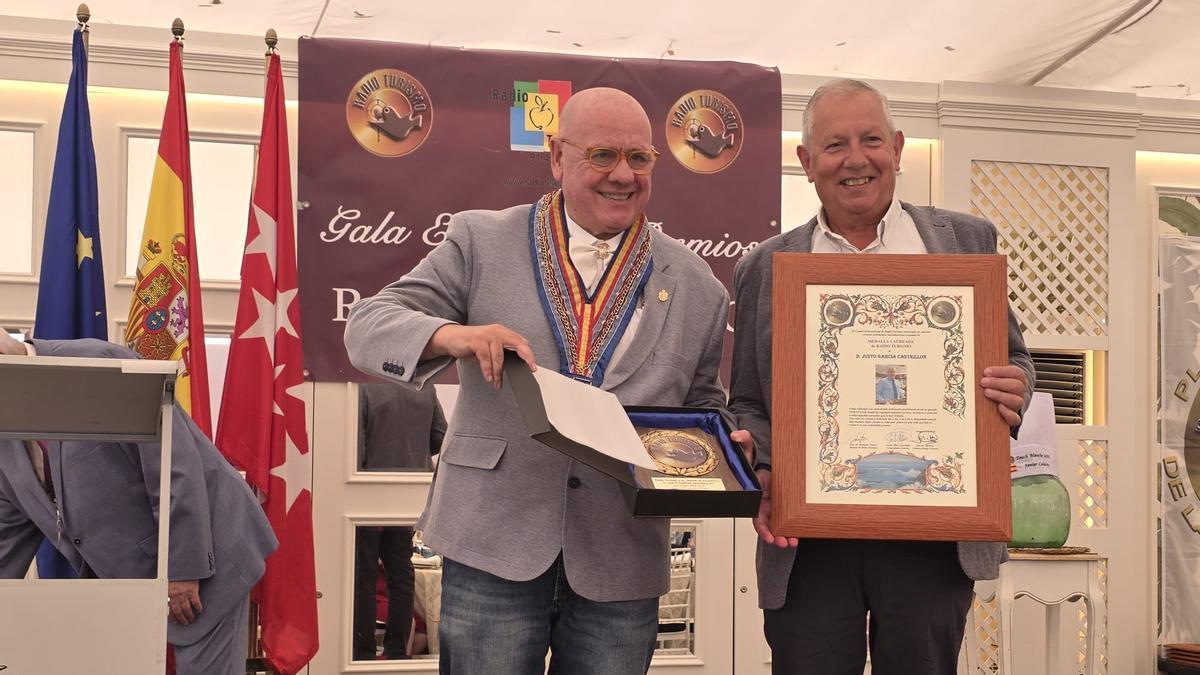 Carlos Martínez Guardado y Justo García Castrillón con sus galardones.