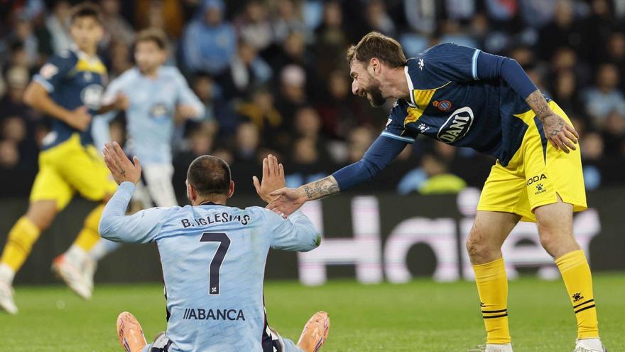 Romero pide
a Borja Iglesias
que se levante tras
un posible penalti. 
 |  Pablo H. Gamarra