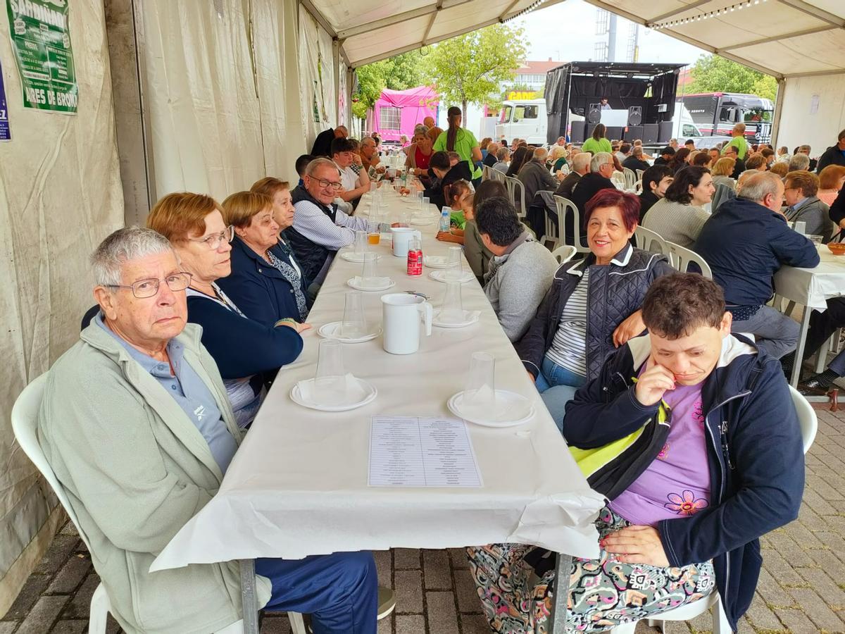 Más de 400 vecinos disfrutan en el Cruceiro da Coruña de la primera sardiñada de la temporada en Santiago