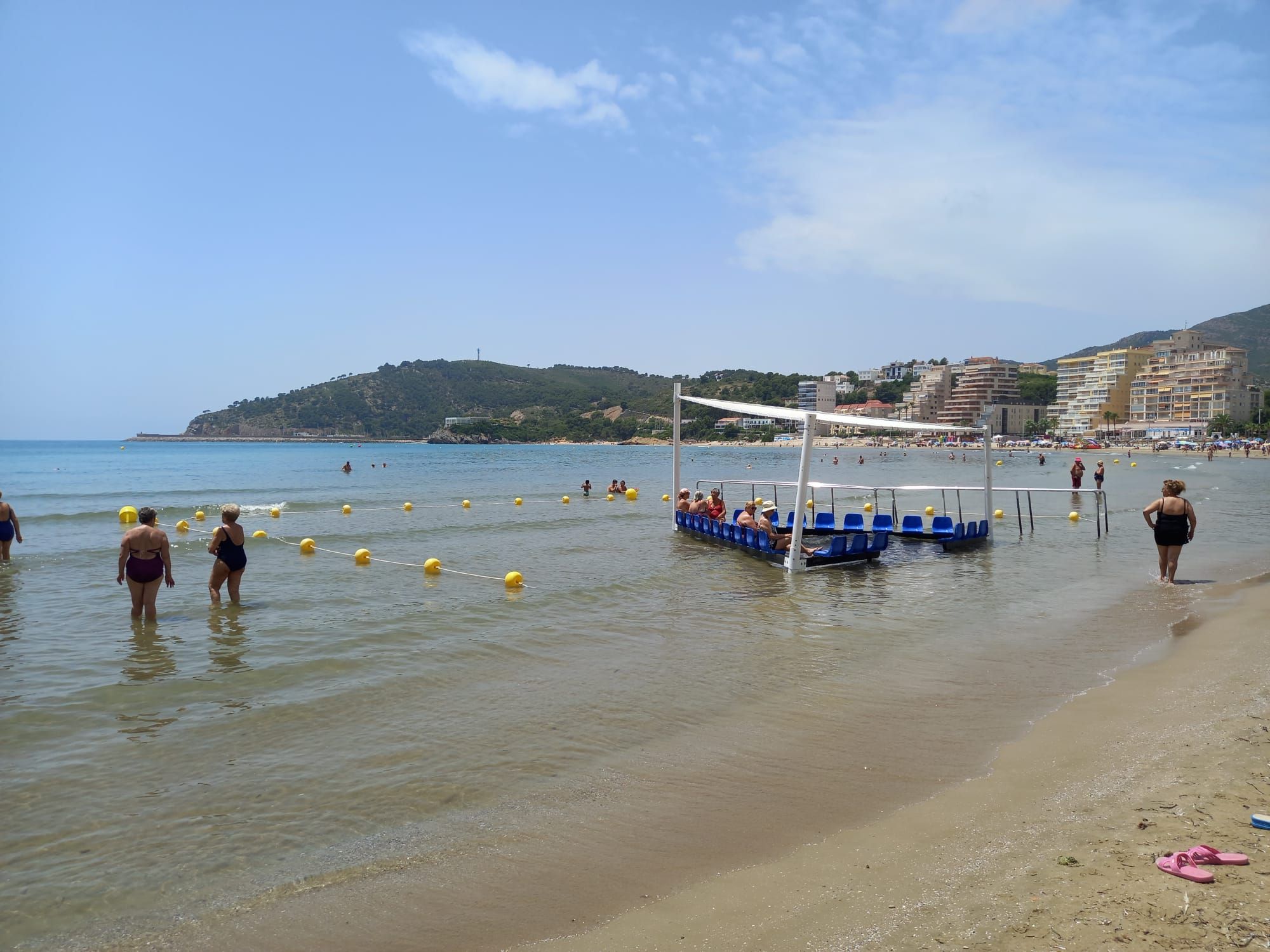 El famoso columpio de Orpesa vuelve a la playa de la Concha, pero esta vez solo en la arena