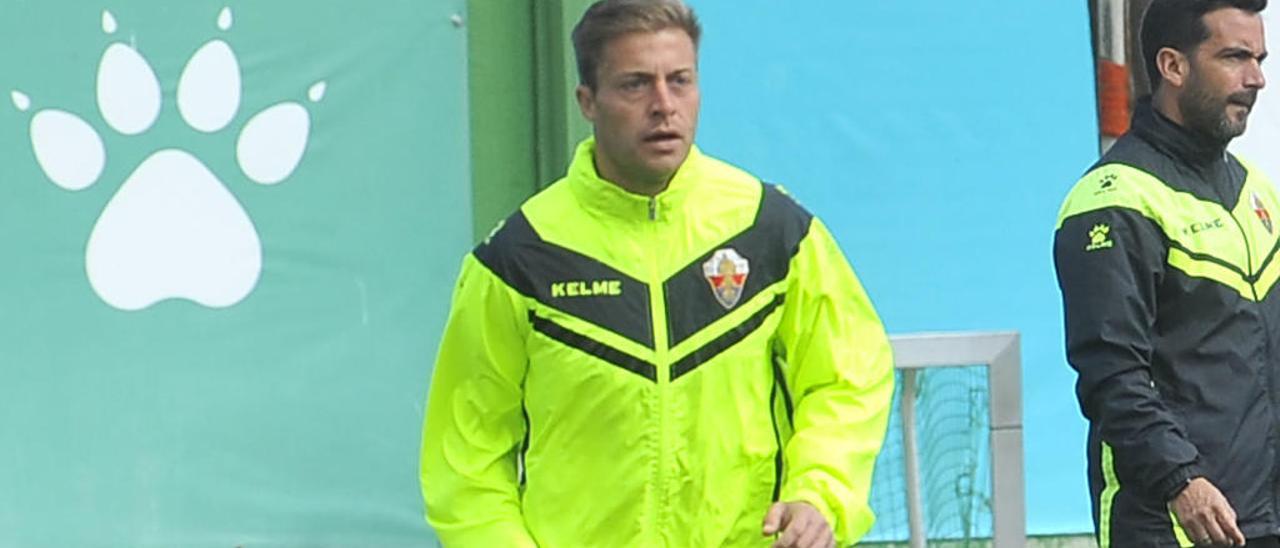 El central del Elche Jesús Olmo, en el entrenamiento del martes.