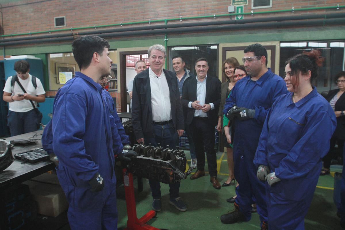 Manuel Pardo visita a los alumnos del Certificado Profesional en el taller de ATAVE.