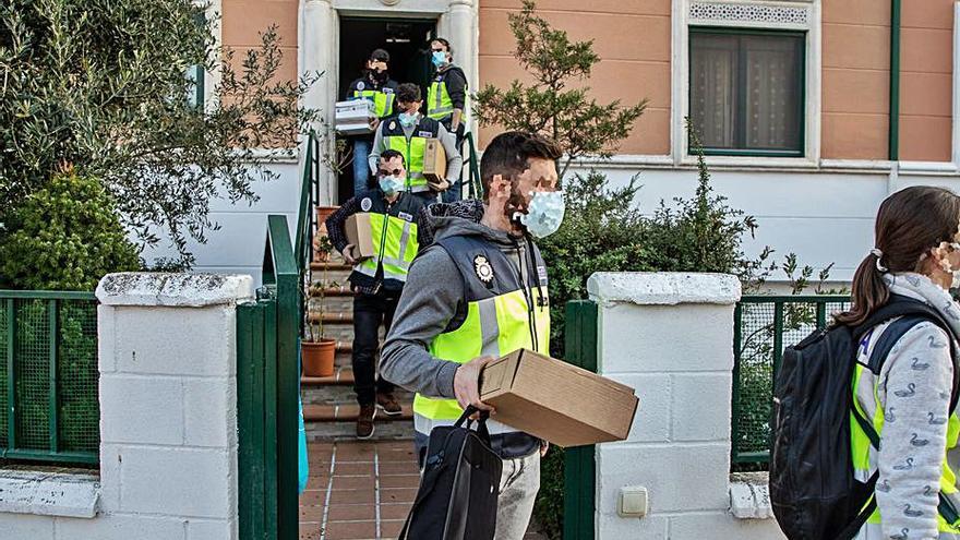 La policía judicial de Zamora con los documentos hallados en la casa del empleado público. | Nico Rodríguez