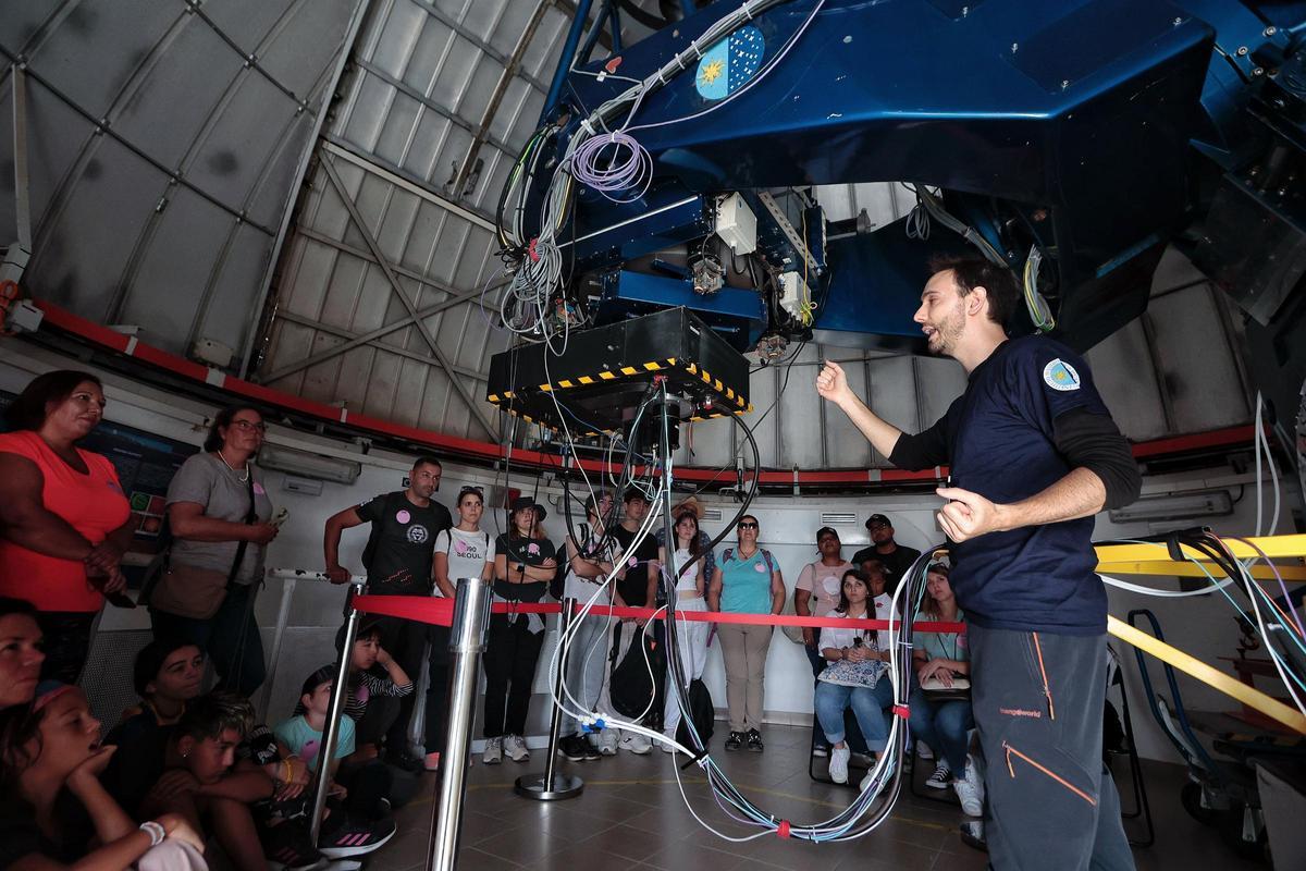 Josuha Barrios explica el IAC80 durante las jornadas abiertas del Observatorio del Teide para conocer el corazón de la astrofísica canaria.