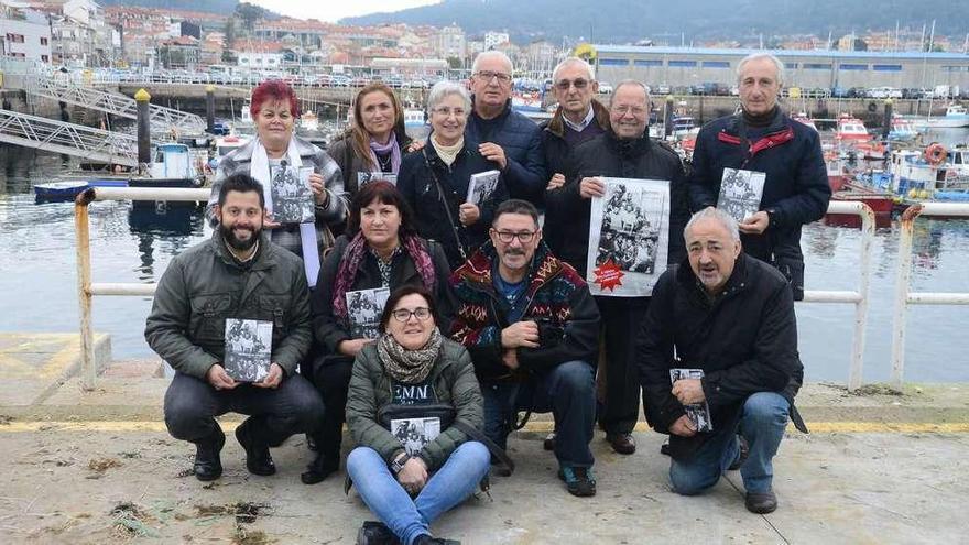 Membros da Cepa, onte na presentación do libro no porto de Cangas. // Gonzalo Núñez