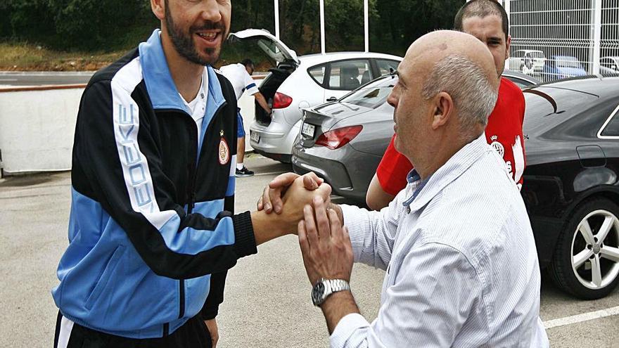 Machín saluda un aficionat abans de viatjar a Ponferrada el 2014.