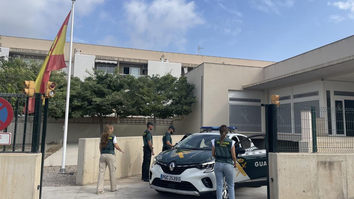 Agentes de la Guardia Civil, en el cuartel de Calvià.