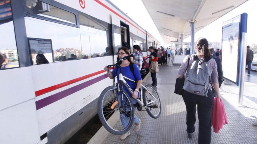 Un tren de Rodalies a l&#039;estació de Girona, en foto d&#039;arxiu