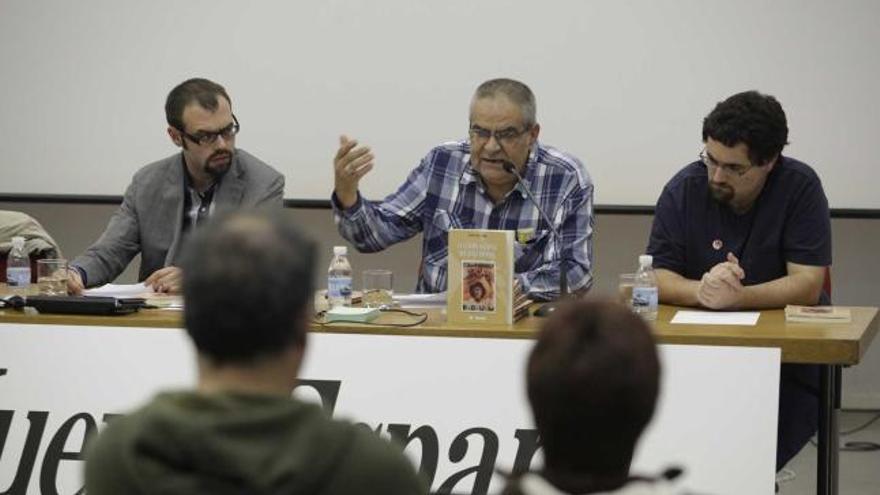 Por la izquierda, Javier Cubero, Boni Ortiz y Moisés Cima, durante la presentación del libro.