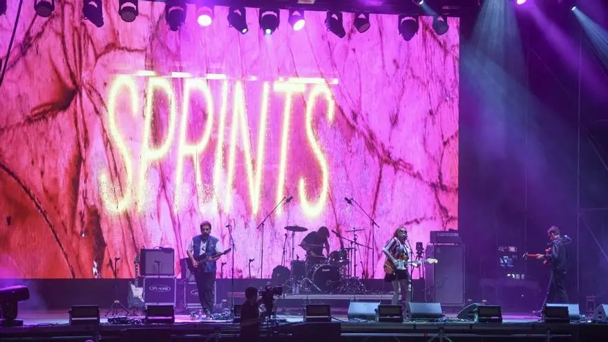 El 'garage punk' de los irlandeses Sprints llena la playa de Riazor en el Festival Noroeste Estrella Galicia