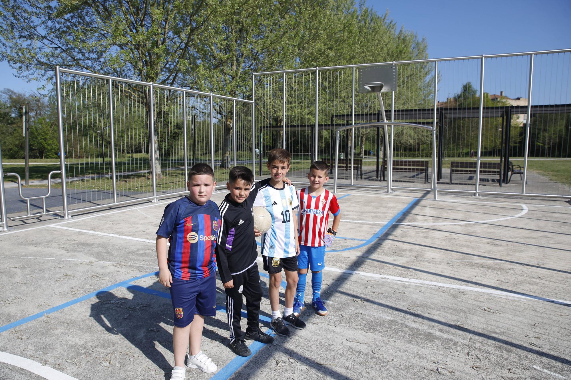 En imágenes: Nuevas diversiones en los parques de Gijón: así disfrutan los pequeños de las novedades en las zonas infantiles