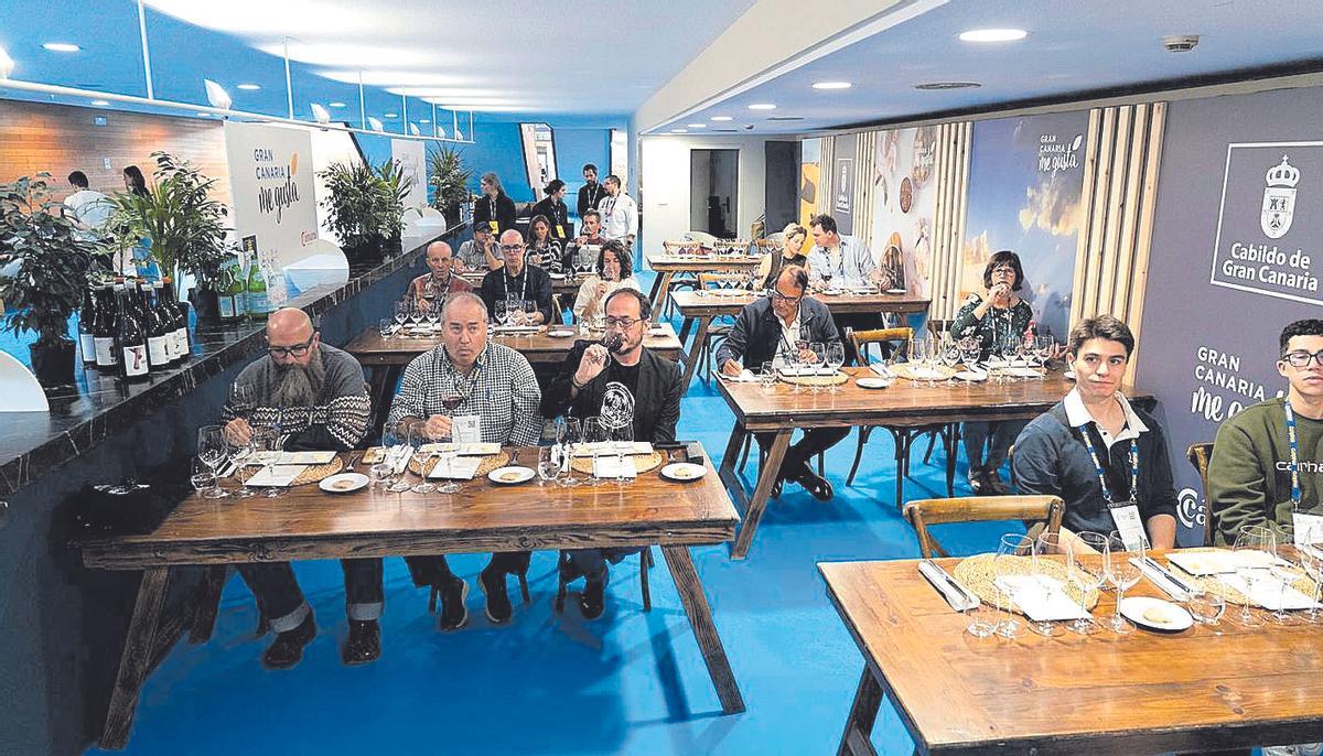 Los asistentes a la cata de quesos y de vinos canarios ayer, en San Sebastián Gastronómika.