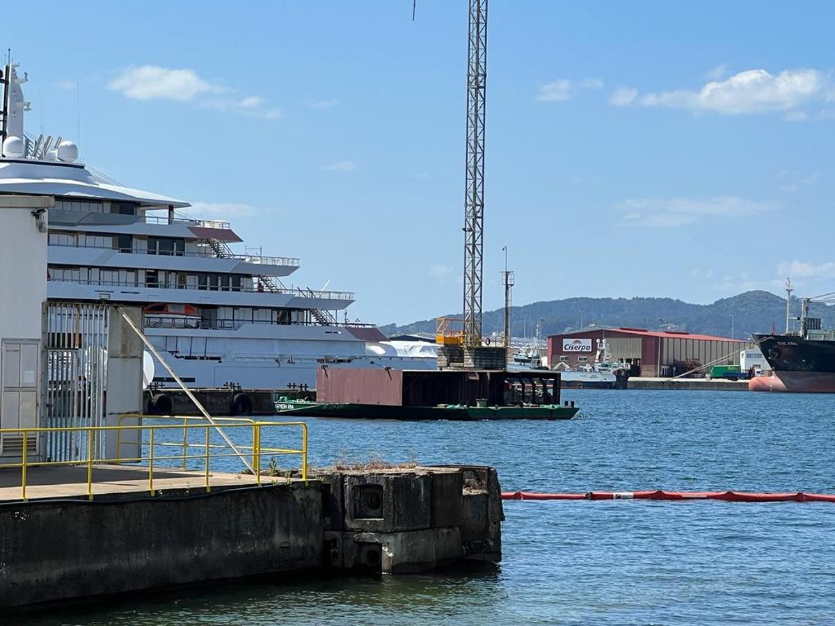 Esto es una barcaza hecha con un cacho reciclado de uno de los Havila, para transportar materiales de barreras a armón por el agua