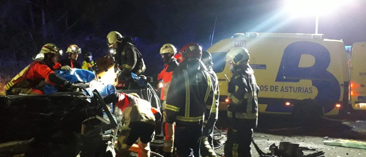 Los Bomberos junto a uno de los vehículos siniestrados.