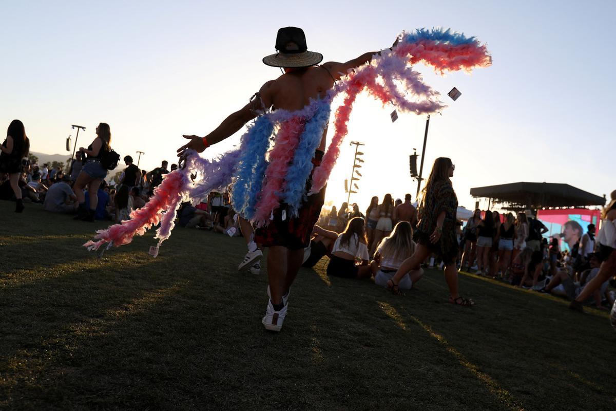 People dance on the opening day of the Coachella Valley Music and Arts Festival in Indio, California, U.S. April 14, 2017.   REUTERS/Carlo Allegri
