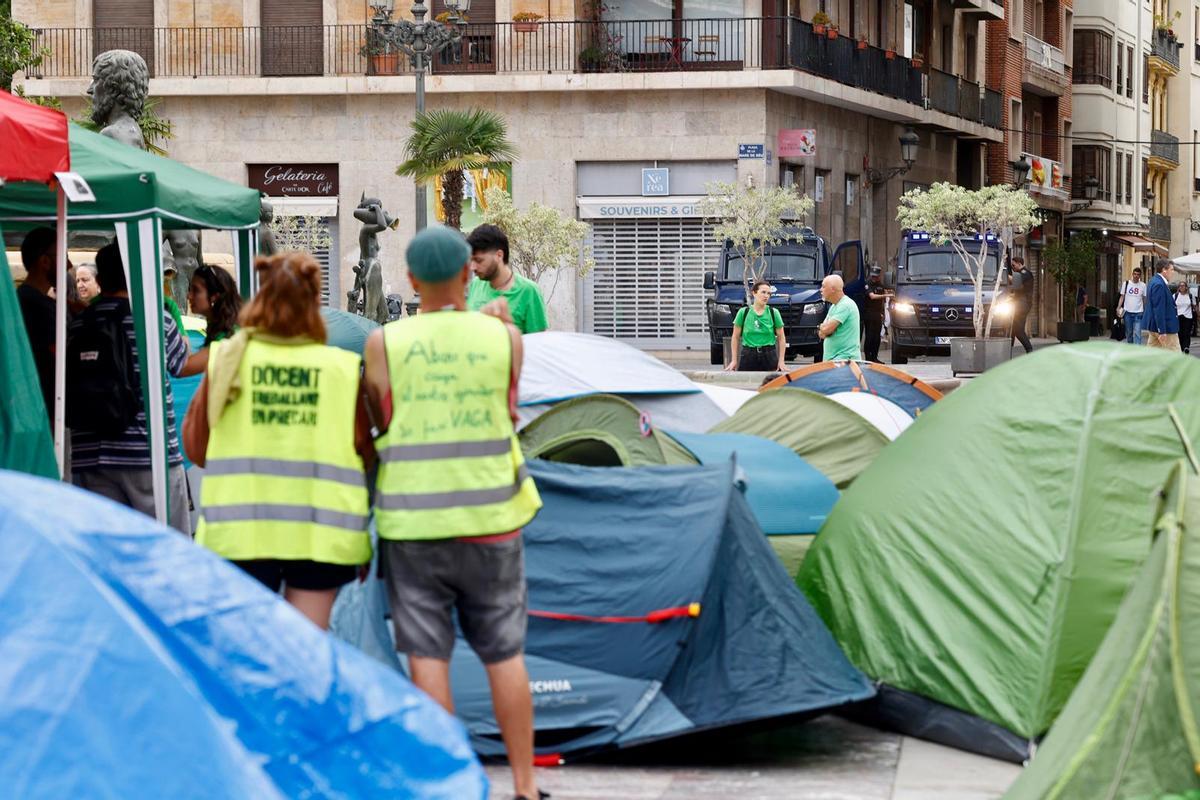 Segundo día de acampada educativa en València: llega la hora de montar el Corpus y acuden furgones de la policía a la plaza de la Virgen