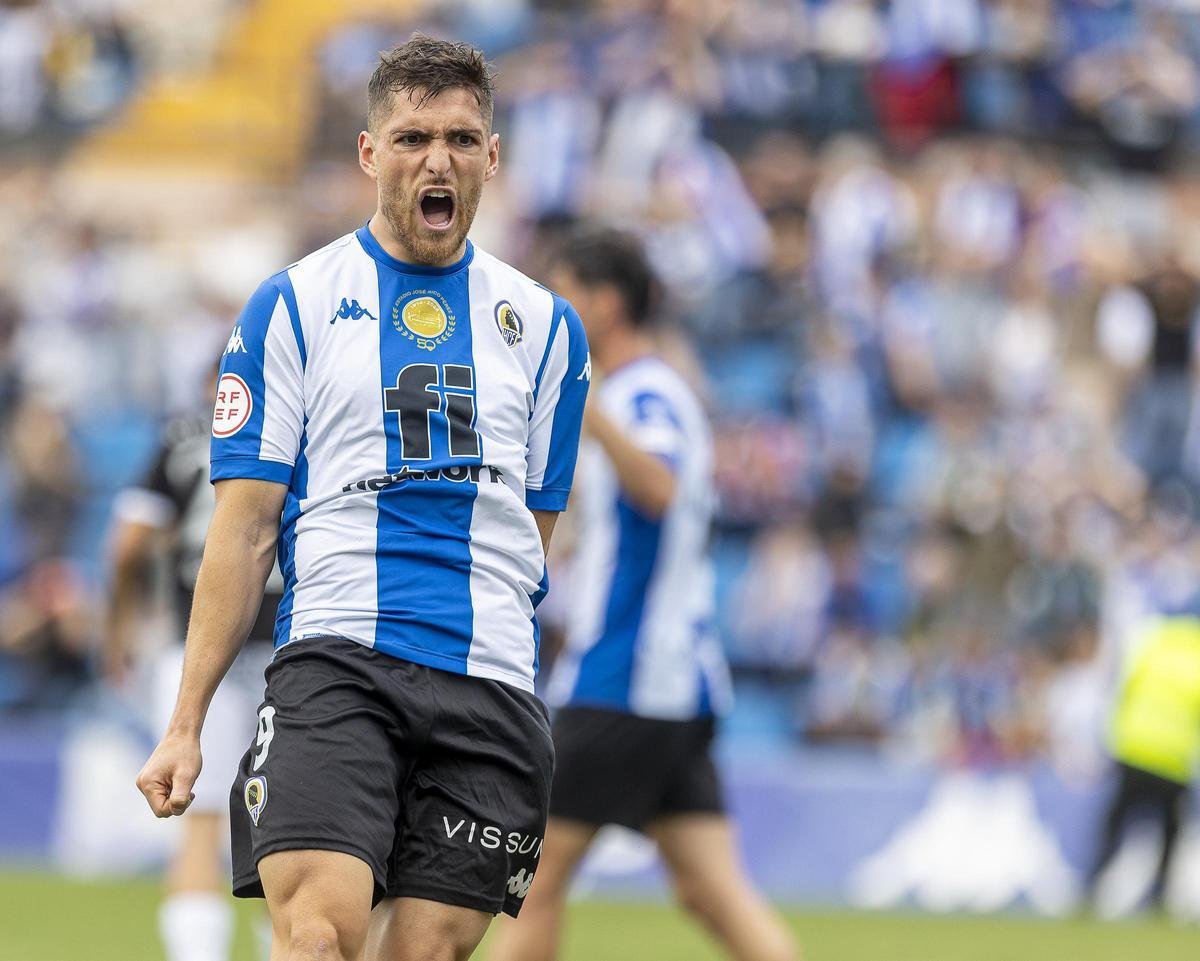 Agustín Coscia, cabreado tras fallar una de las varias ocasiones que generó el pasado domingo en el Hércules - Mérida.