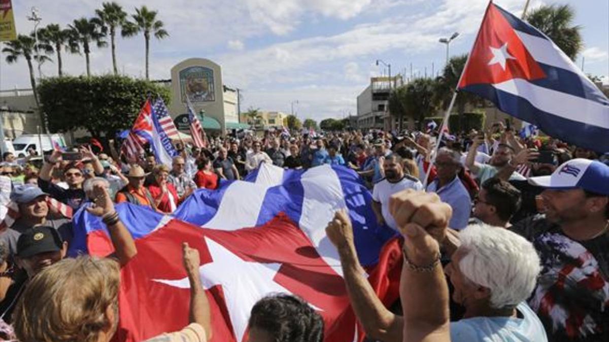 Muestras de alegría de exiliados cubanos, ayer en el barrio de la Pequeña Habana, en Miami.