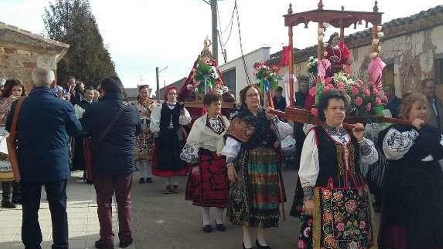 Procesión por las calles de Moreruela de los Infanzones con Mayte Martín Pozo.