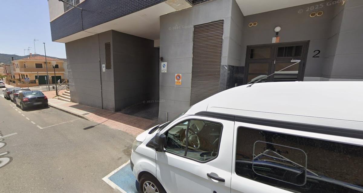 El edificio en el que se encuentran los garajes subastados en Ibi.