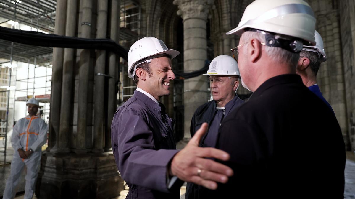 Macron visita las obras de Notre Dame.