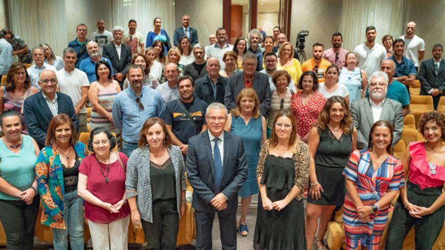 Foto de familia de los representantes de las 63 entidades que recibirán las ayudas de la Fundación CajaCanarias.