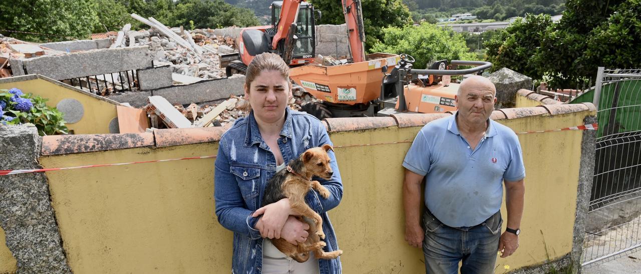 Manuel y Laura delante de los escombros a los que quedó reducida su casa.