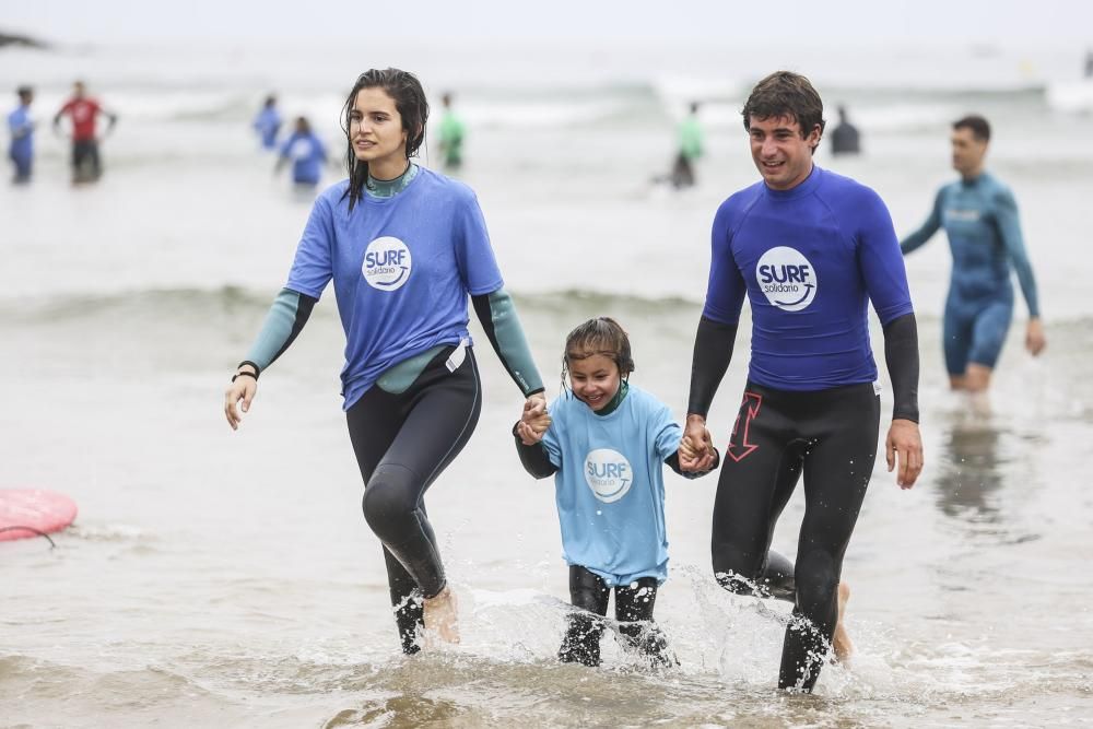 Surf solidario en la playa de San Lorenzo, Gijón