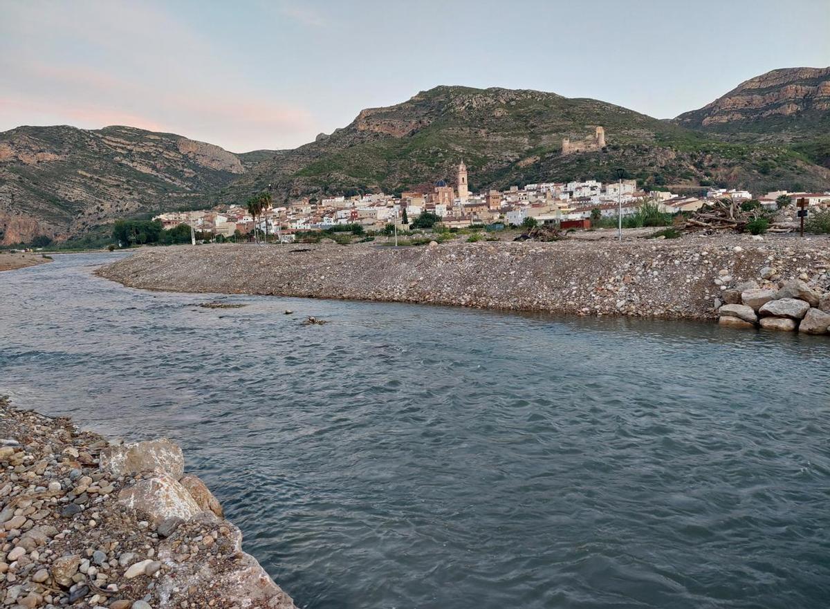 Gestalgar desde el rio Túria