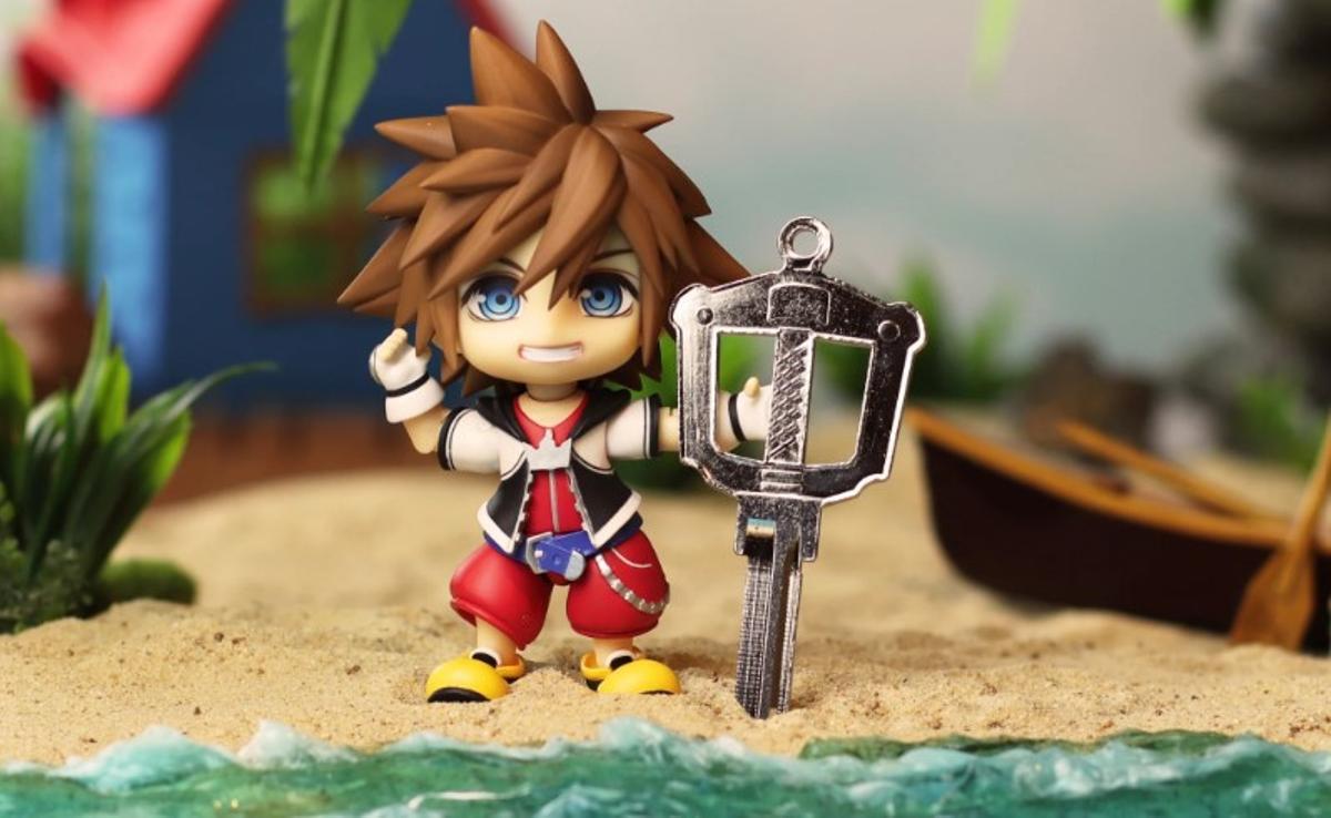 Una llave personalizada junto a una figura de la saga de videojuegos Kingdom Hearts.