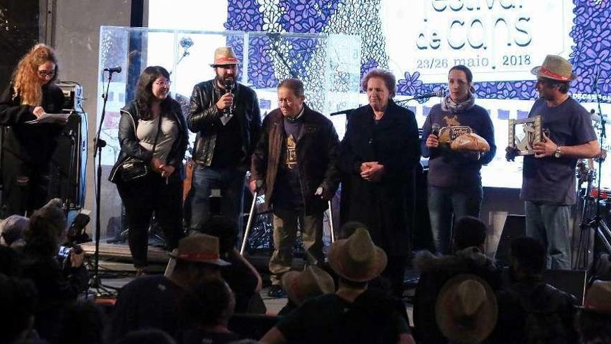 Álvaro Gago, junto a vecinos homenajeados, ayer noche en la entrega de premios. // A. Hernández