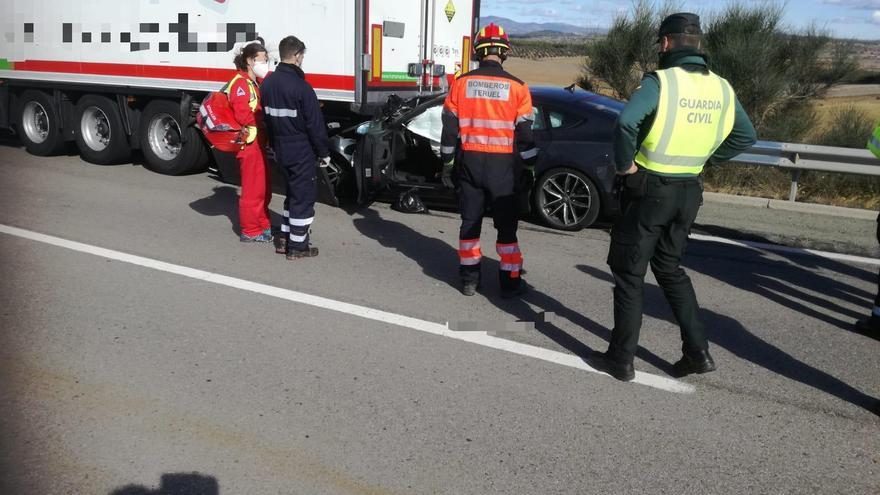 Un conductor muere al chocar un coche con un camión en la A-23