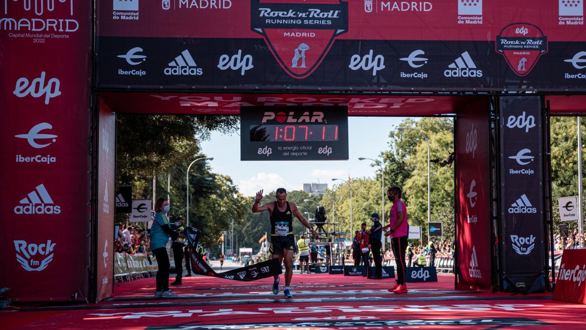 Toni Abadía, en el momento de vencer en el Paseo Recoletos.