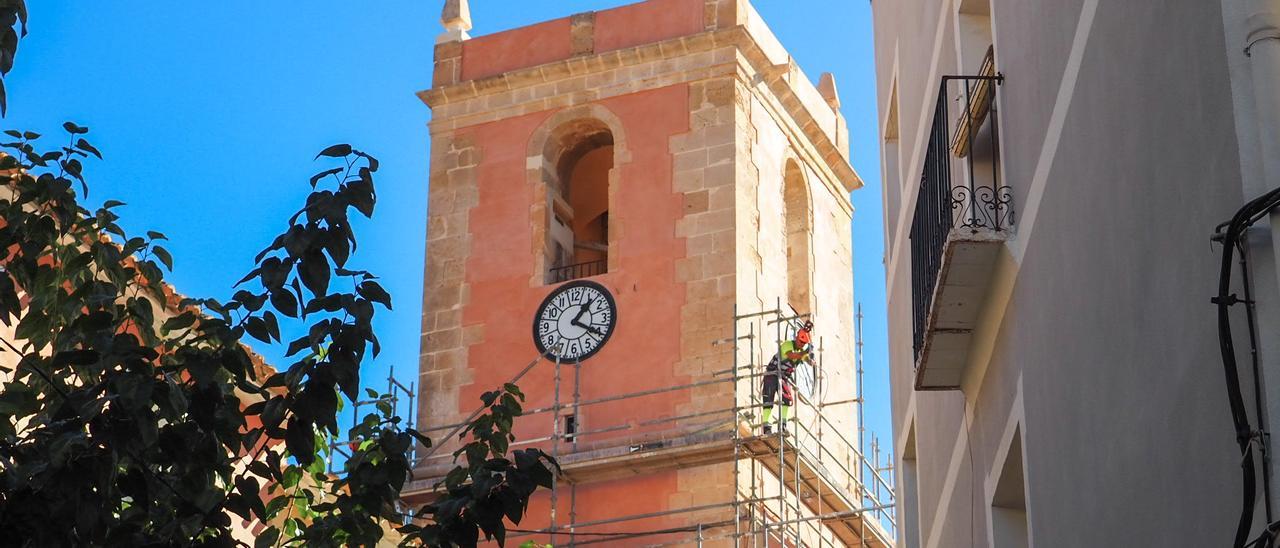 La torre de la iglesia, cuya restauración ya ha finalizado y permite comprobar el resultado de la intervención.