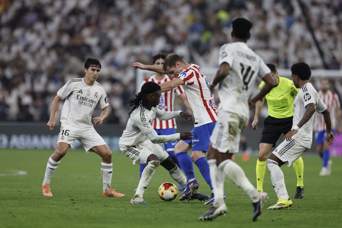 YEDA (ARABIA SAUDÍ), 08/01/2026.- El centrocampista del Real Madrid Eduardo Camavinga (c-i) disputa un balón con el delantero del Atlético de Madrid Alexander Sørloth (c-d) durante la semifinal de la Supercopa de España entre el Atlético de Madrid y el Real Madrid, este jueves en el Estadio Rey Abdullah, en Yeda. EFE/Kai Forsterling