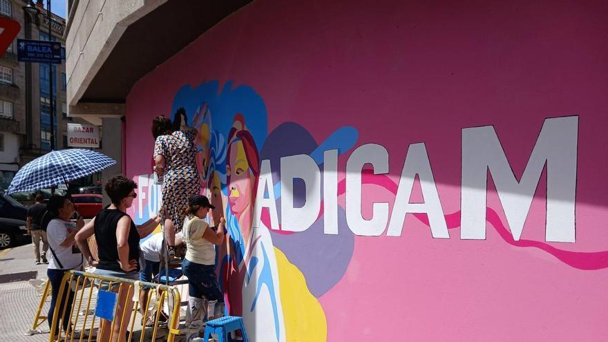 Un gran mural de 15 metros recuerda a Adicam en su 25 aniversario en Cangas