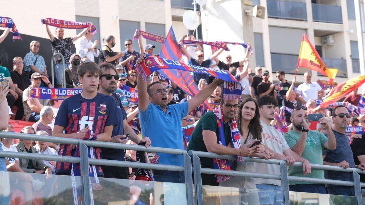 El público del Pepico Amat anima durante el Eldense-Barcelona B de la jornada 35 en Primera RFEF.