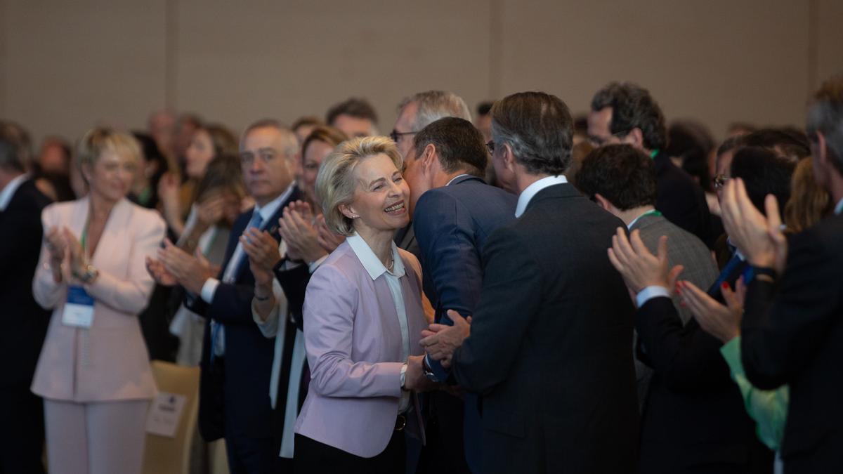 El presidente del Gobierno, Pedro Sánchez, besa a la presidenta de la Comisión Europea, Ursula von der Leyen, en la XXXVII Reunió Cercle d'Economia.