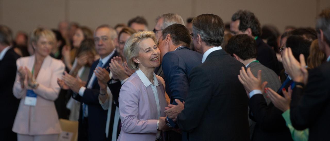 El presidente del Gobierno, Pedro Sánchez, besa a la presidenta de la Comisión Europea, Ursula von der Leyen, en la XXXVII Reunió Cercle d&#039;Economia.