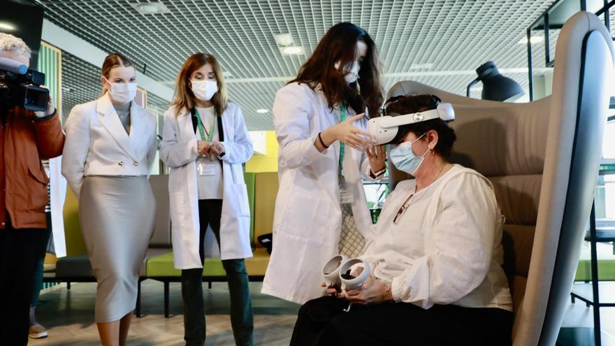 El hospital de Son Espases ofrece a sus pacientes unas gafas de realidad virtual para relajarse durante la quimioterapia