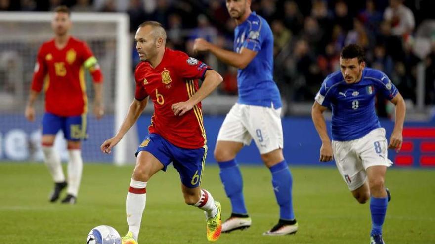 Iniesta conduce la pelota durante el partido ante Italia. // Efe