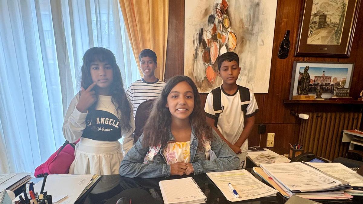 Los niños saharauis que pasaron el verano en Mieres, en el despacho de la alcaldía, con Leila sentada en el sillón del Alcalde, junto a Asma, Adam y Mohamed