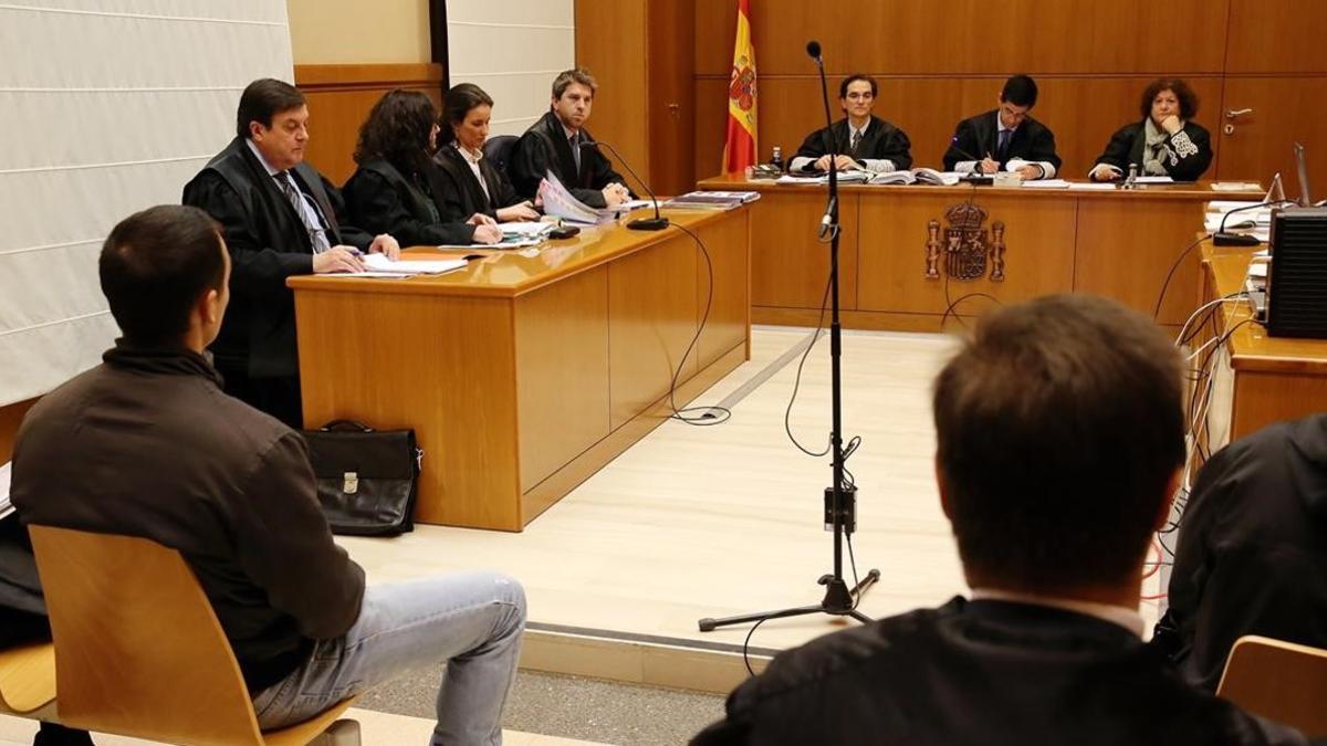 El guardia urbano acusado, en el banquillo este martes en la Audiencia de Barcelona.