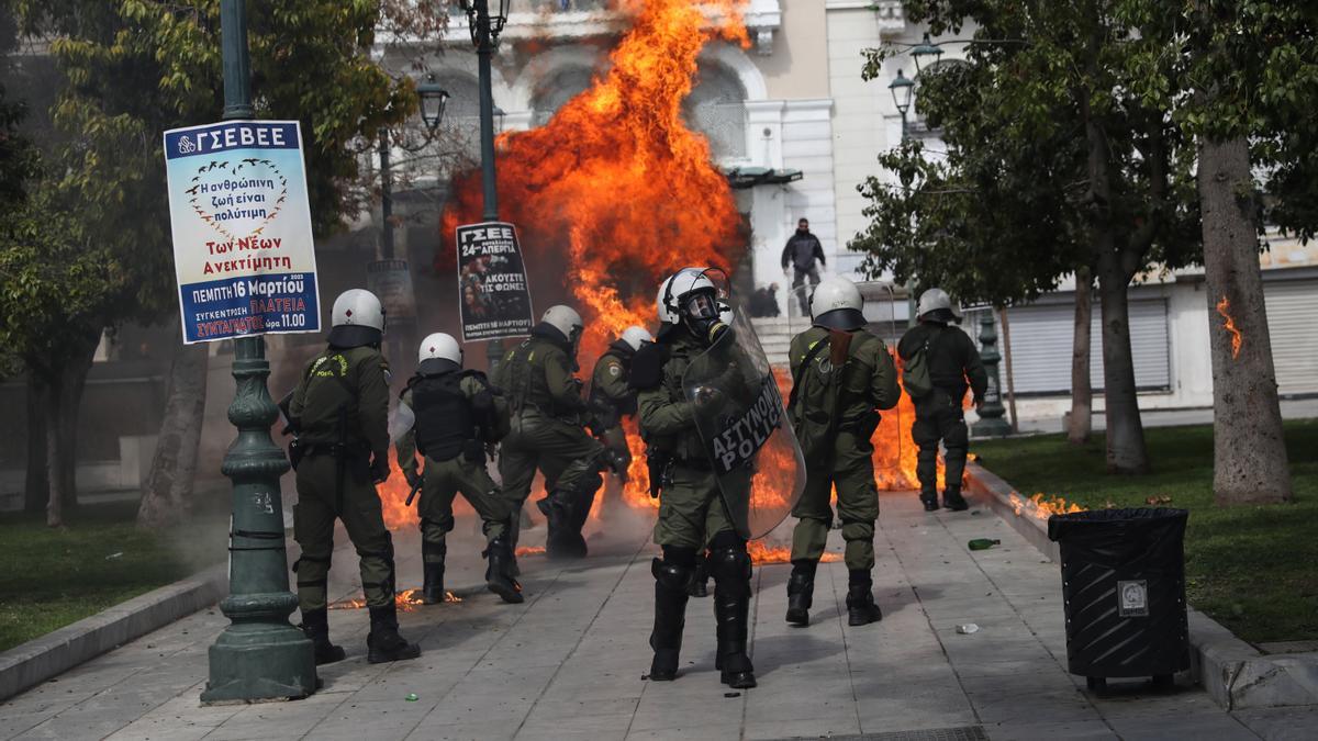 Enfrentamiento entre policía y manifestantes en el centro de Atenas durante la jornada de huelga general en Grecia.