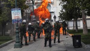 Enfrentamiento entre policía y manifestantes en el centro de Atenas durante la jornada de huelga general en Grecia.