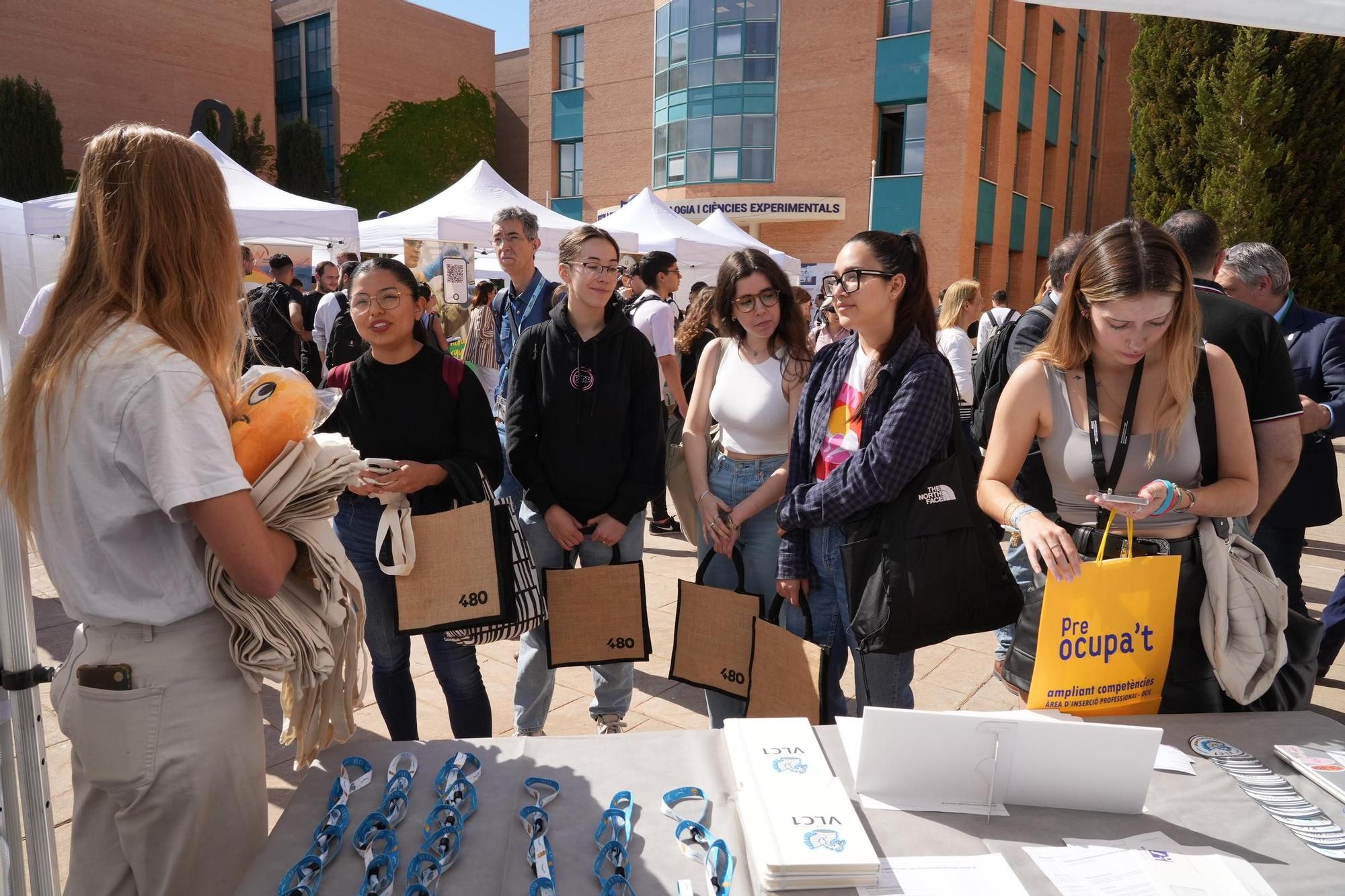 Más de mil universitarios aspiran a un empleo en la industria 5.0 de Castellón. Así ha sido la Feria de Empresas de la UJI.