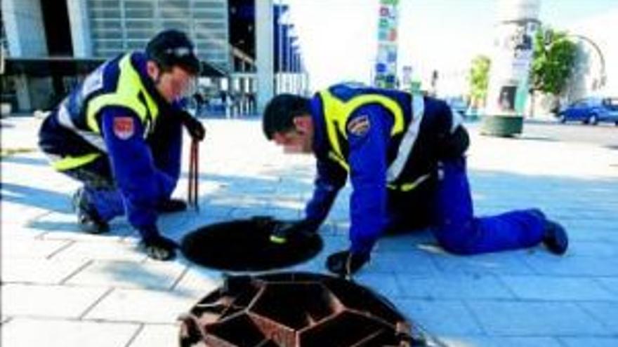 Tareas de vigilancia de la policia junto a la estacion de tren