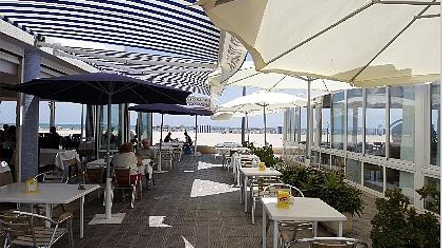 Mesas de los restaurantes situados en la playa de la Malva-Rosa.