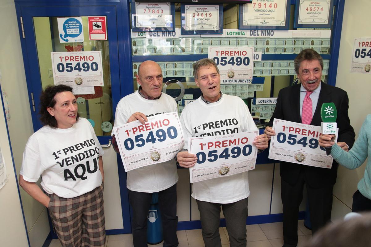 Los responsables de la administración lotería 2 de Roquetas de Mar, celebran junto al delegado de loterías (d), que ha vendido el Gordo del sorteo la Lotería de Navidad, correspondiente al número 05490