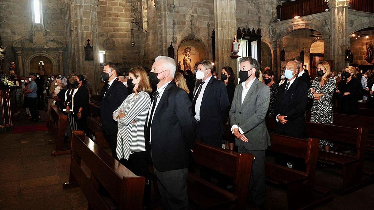 Los pontevedreses despiden en la basílica al exalcalde Javier Cobián | RAFA VÁZQUEZ